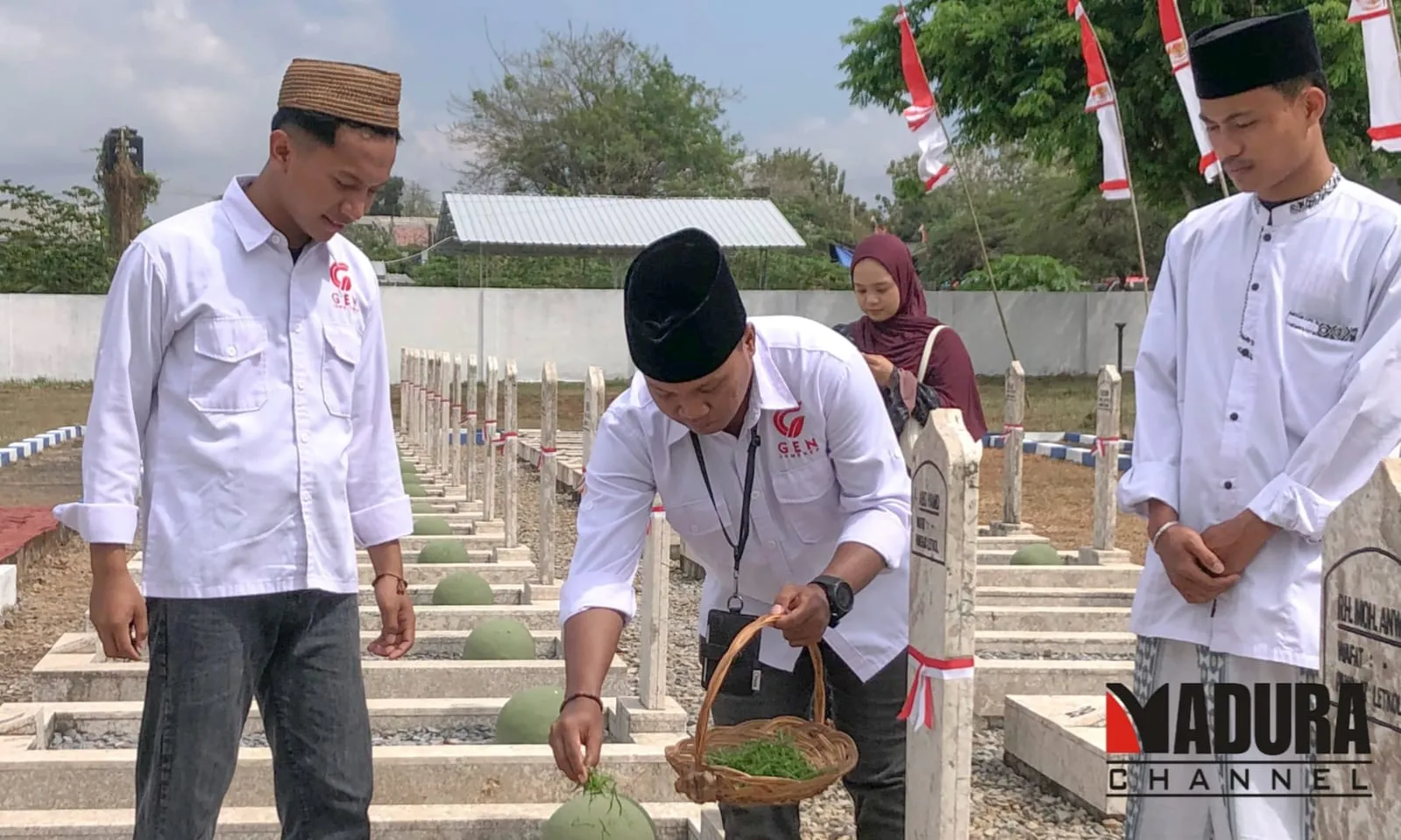 Nyekar ke Makam Pahlawan, Wujud Syukur GEN Batang-Batang atas Nikmat Kemerdekaan (Ilustrasi)