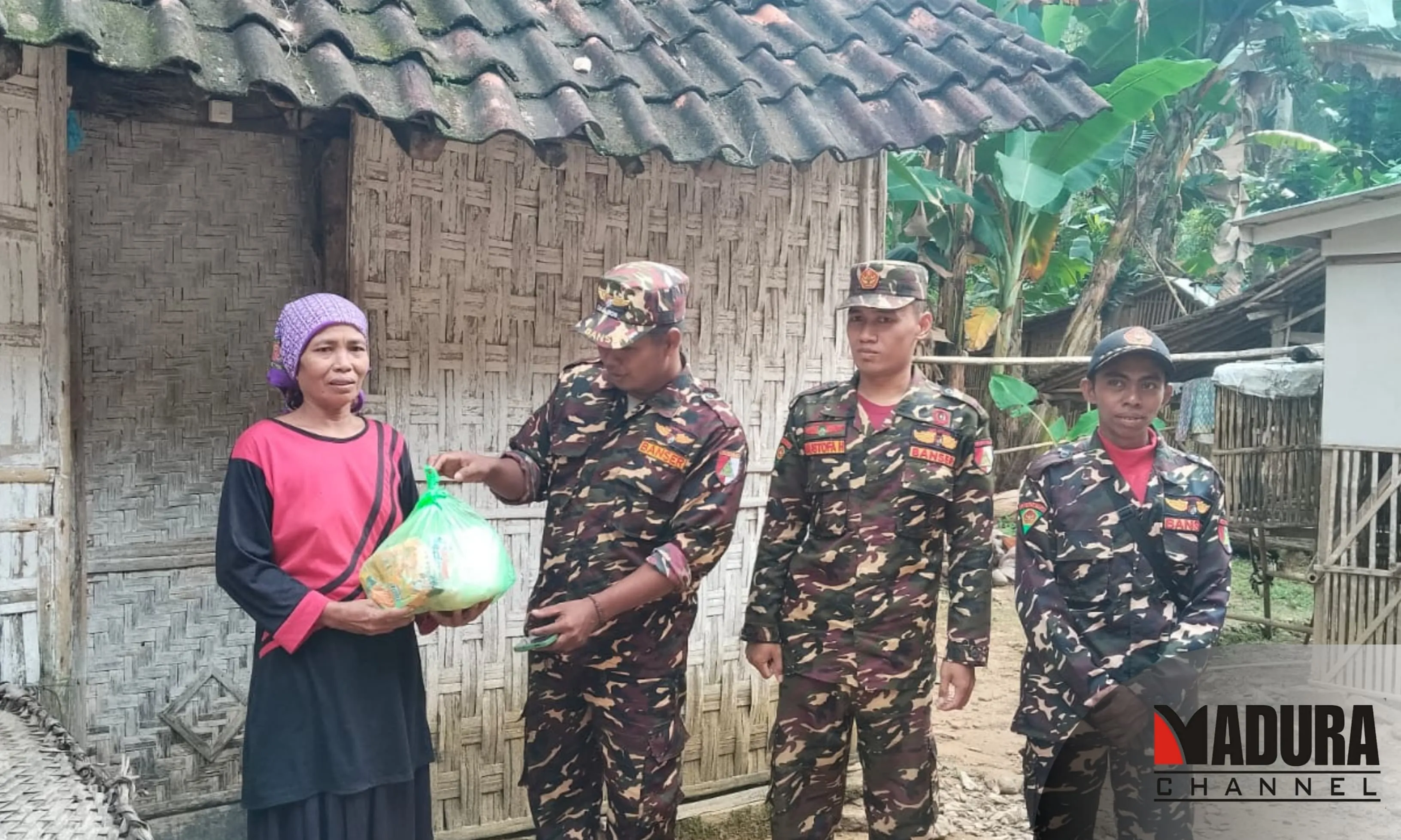 Wujud Kedekatan dengan Masyarakat, BANSER Gapura Salurkan Puluhan Paket Sembako (Ilustrasi)